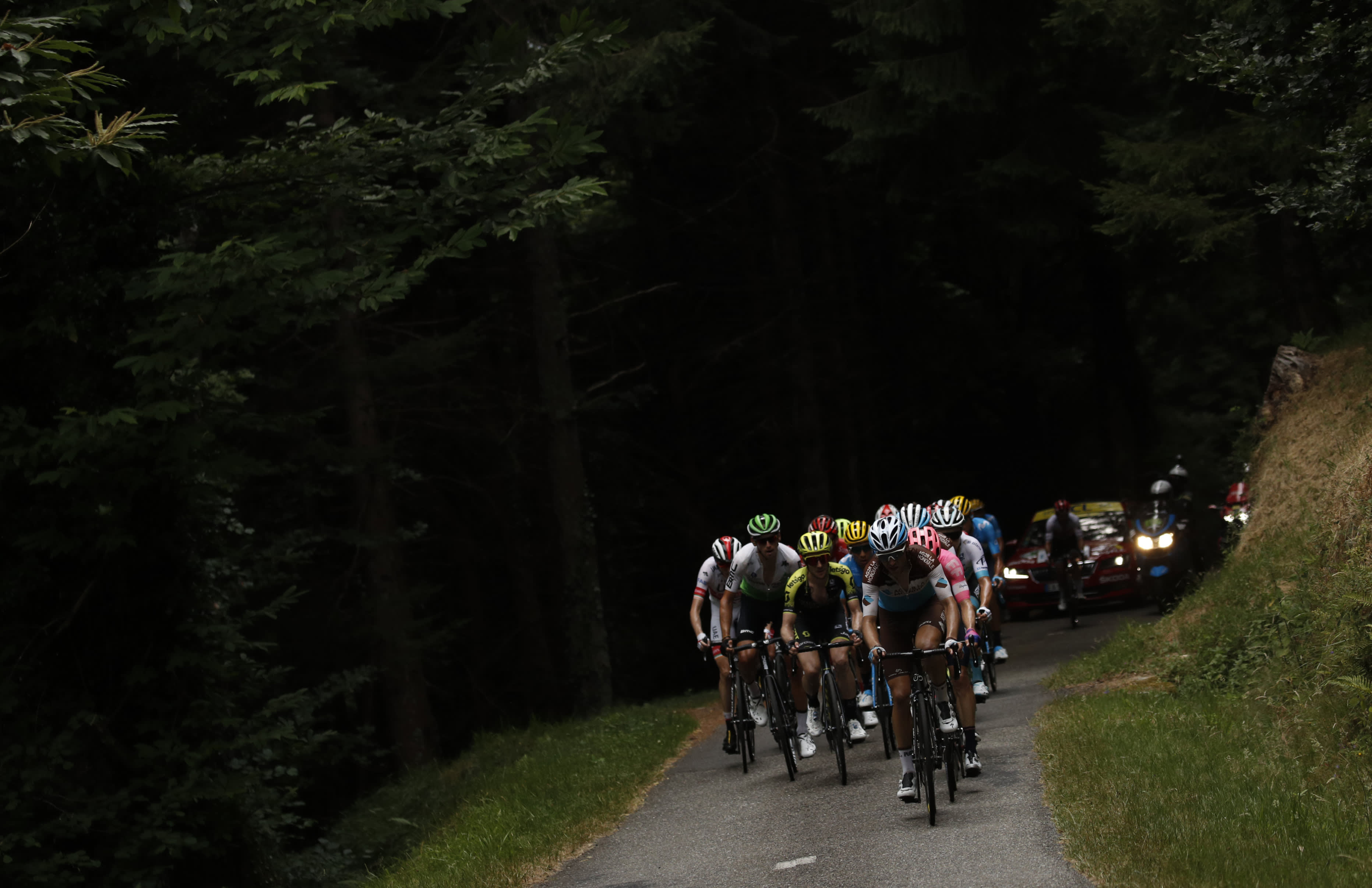Ranskan ympäriajon pääjoukko 15. etapin nousuissa.