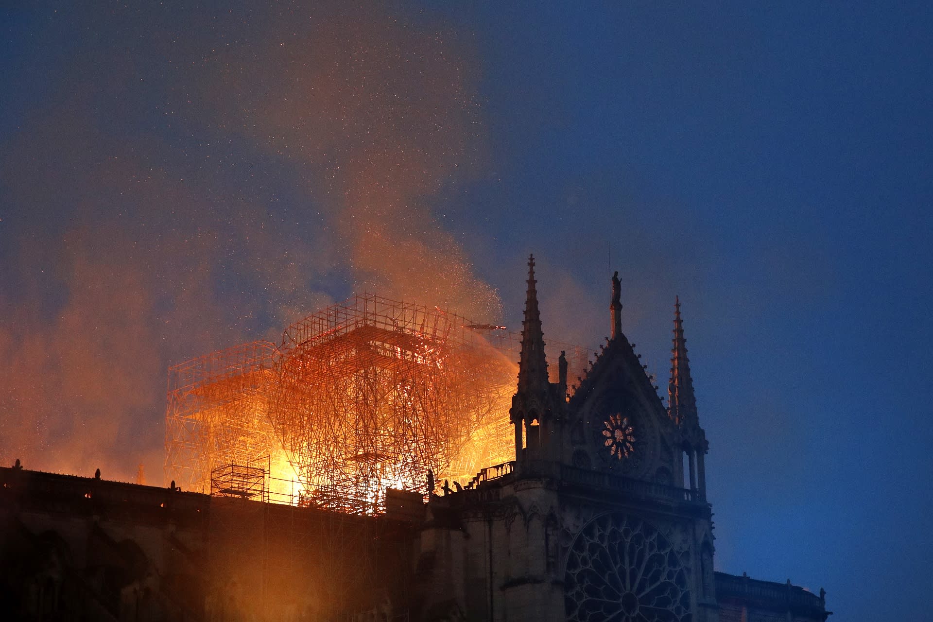Liekit tuhosivat pahoin Notre Damen kattoa 15. huhtikuuta syttyneessä tulipalossa. 