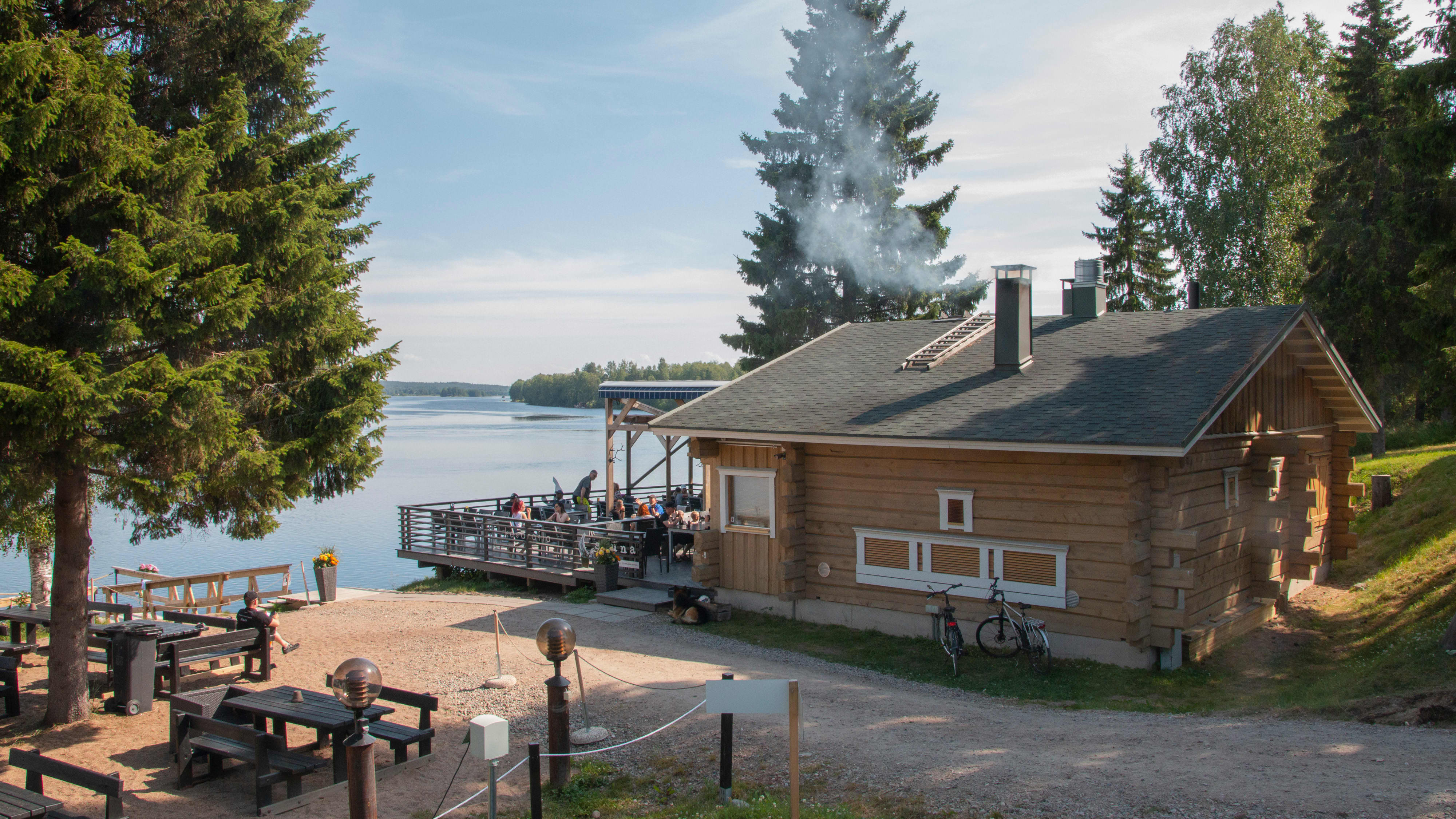 Lapin tiettävästi ainoa yleinen sauna on Rovaniemellä luonnonkaunilla paikalla Kemijoen rannassa. 