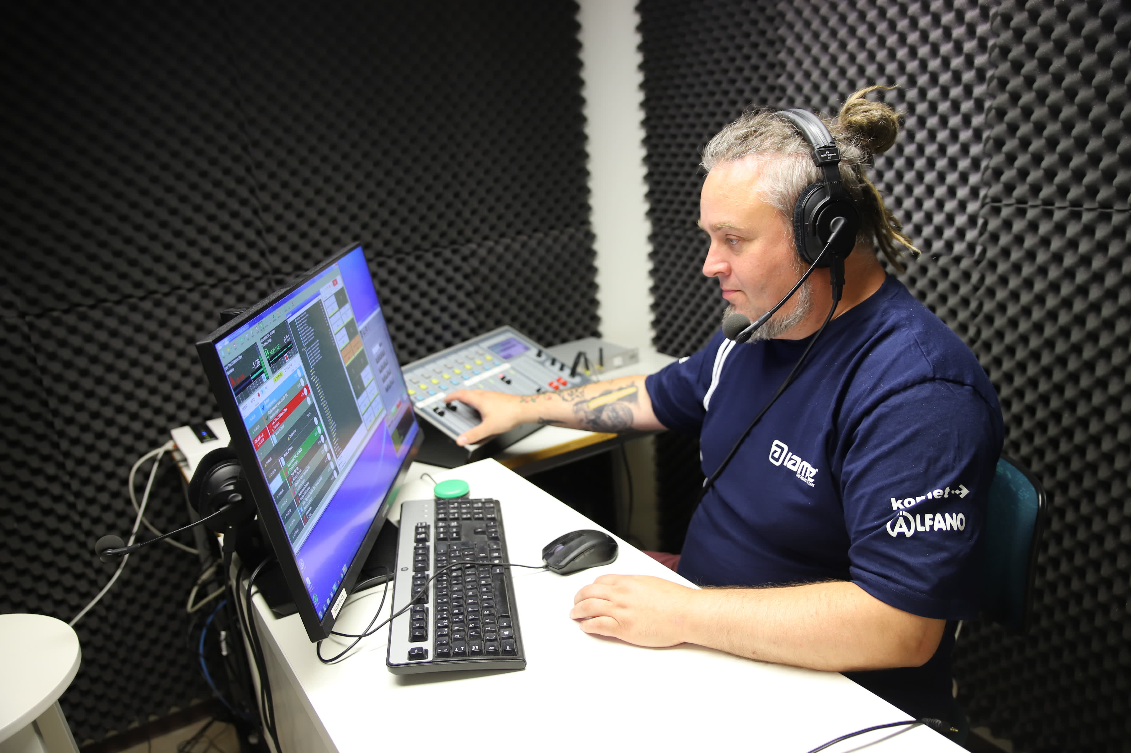 Radio Kaakon juontaja Robi Schurmann tekemässä radiolähetystä.