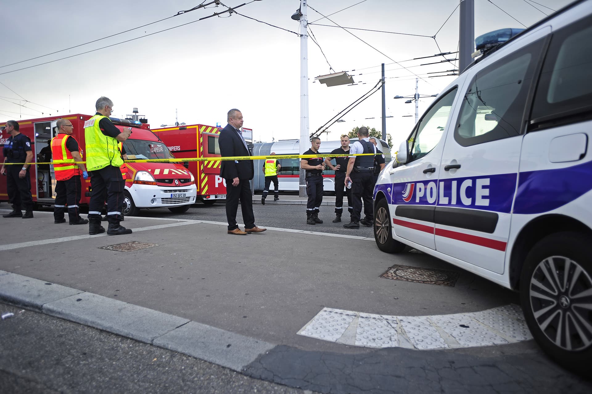 Poliiseja ja pelastushenkilöstöä Laurent-Bonneveyn metroaseman edustalla.
