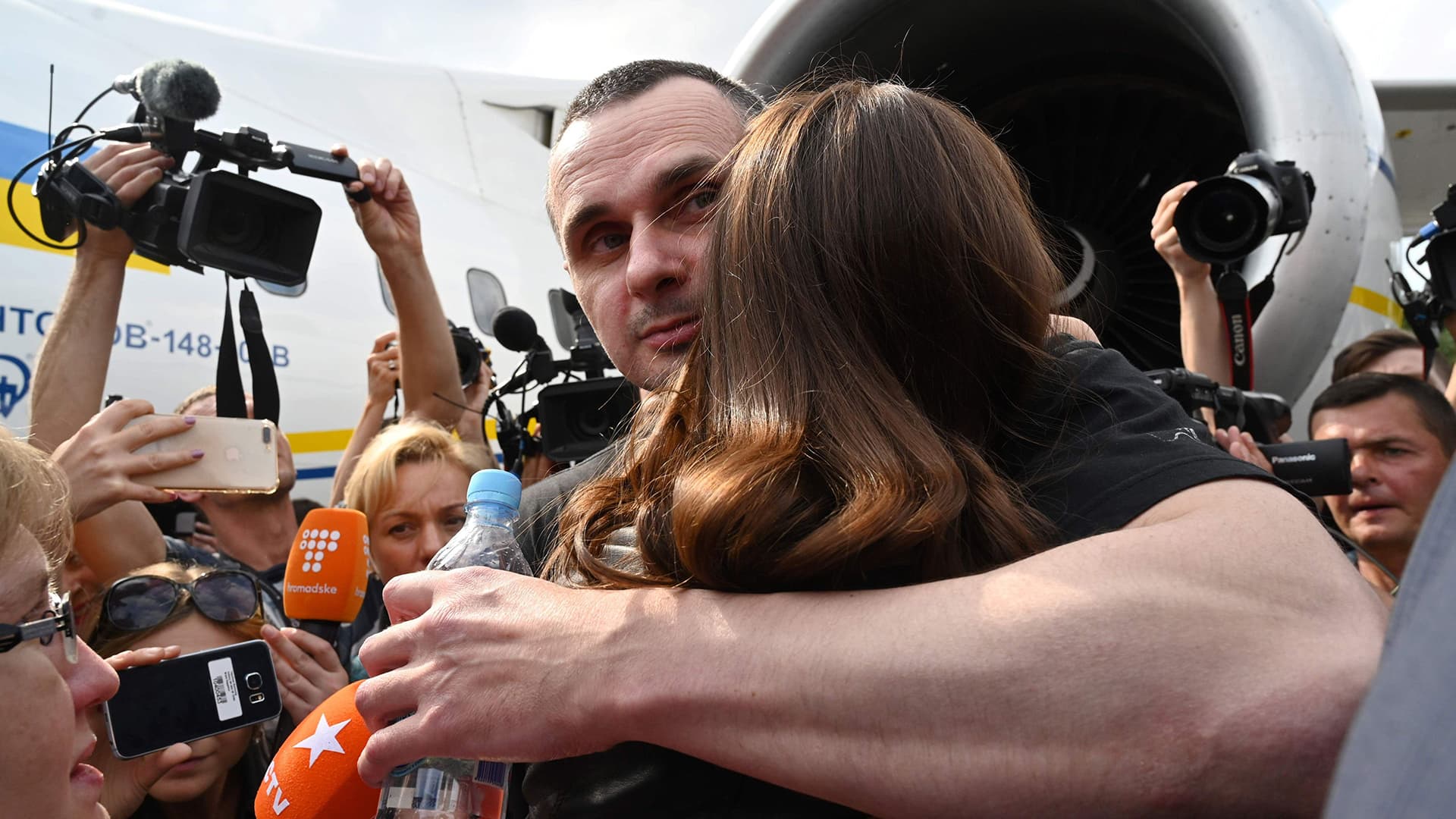 Elokuvaohjaaja Oleg Sentsov halasi tytärtään Kiovan lentokentällä 7. syyskuuta, kun vankien luovutus tapahtui. 