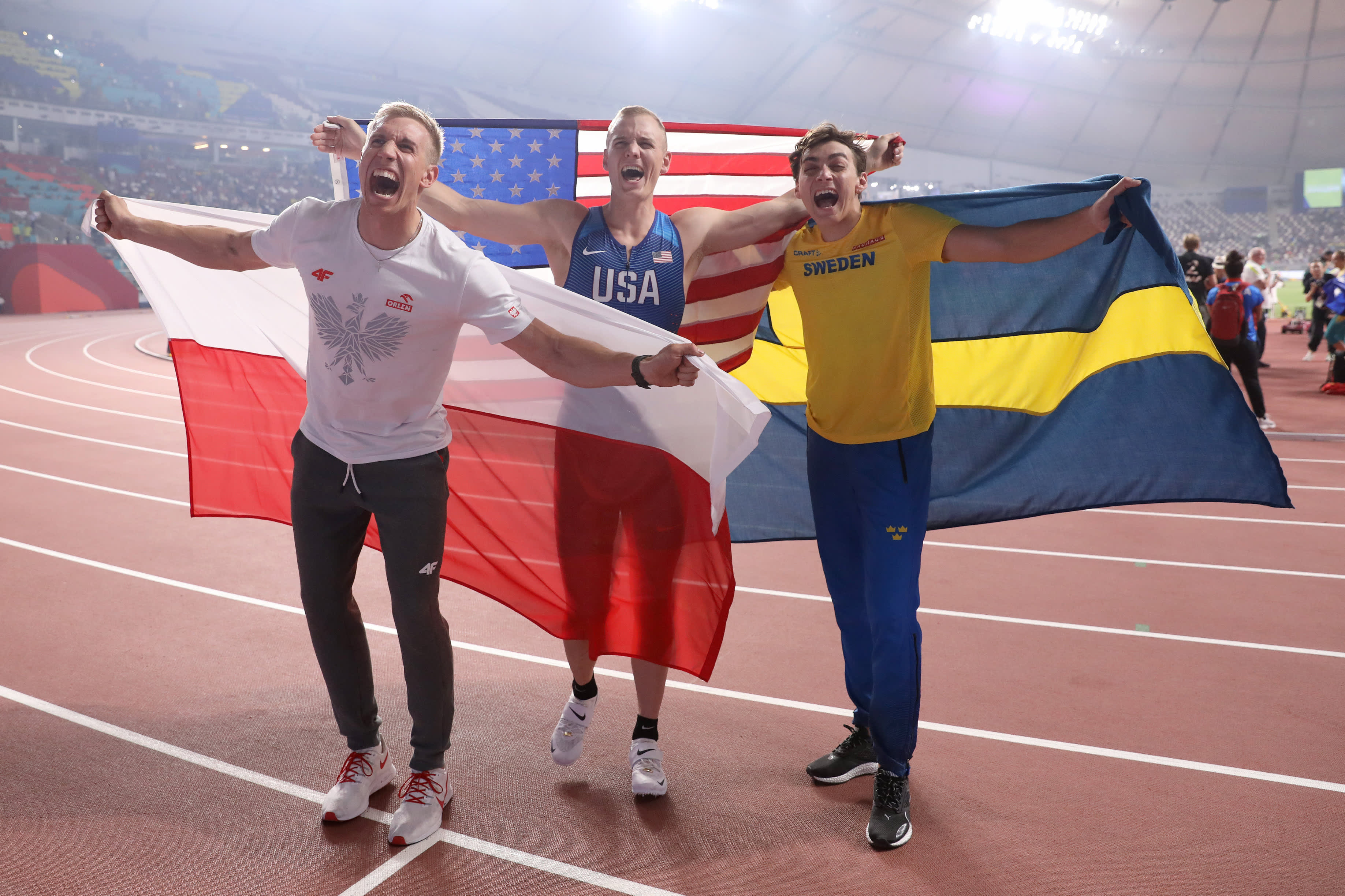 Piotr Lisek, Sam Kendricks ja Armand Duplantis MM-finaalin jälkeen Dohassa 2019.