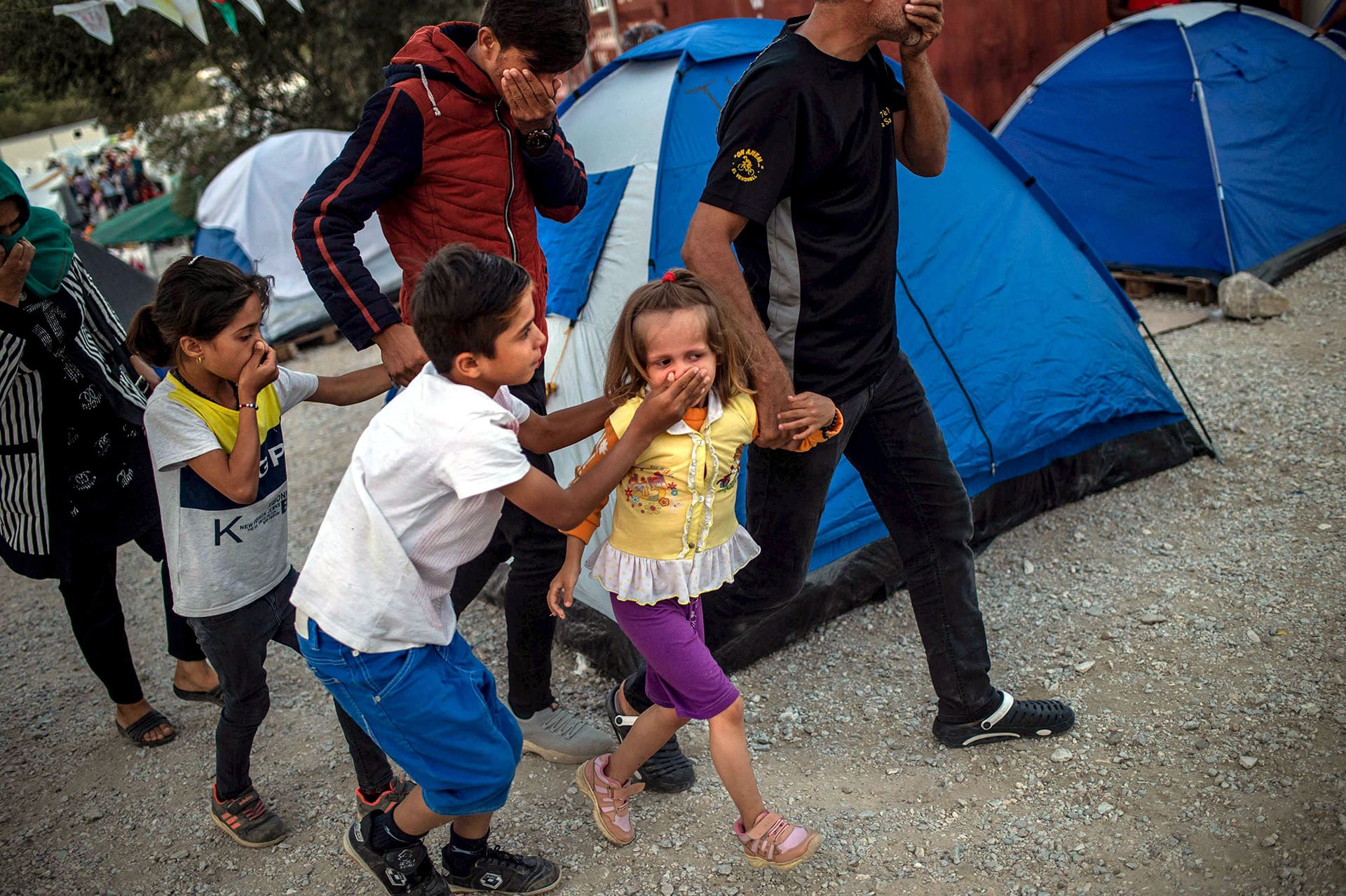 Maahanmuuttajat suojautuivat poliisien kyynelkaasulta Morian pakolaisleirillä Lesboksen saarella Kreikassa 29. syyskuuta.
