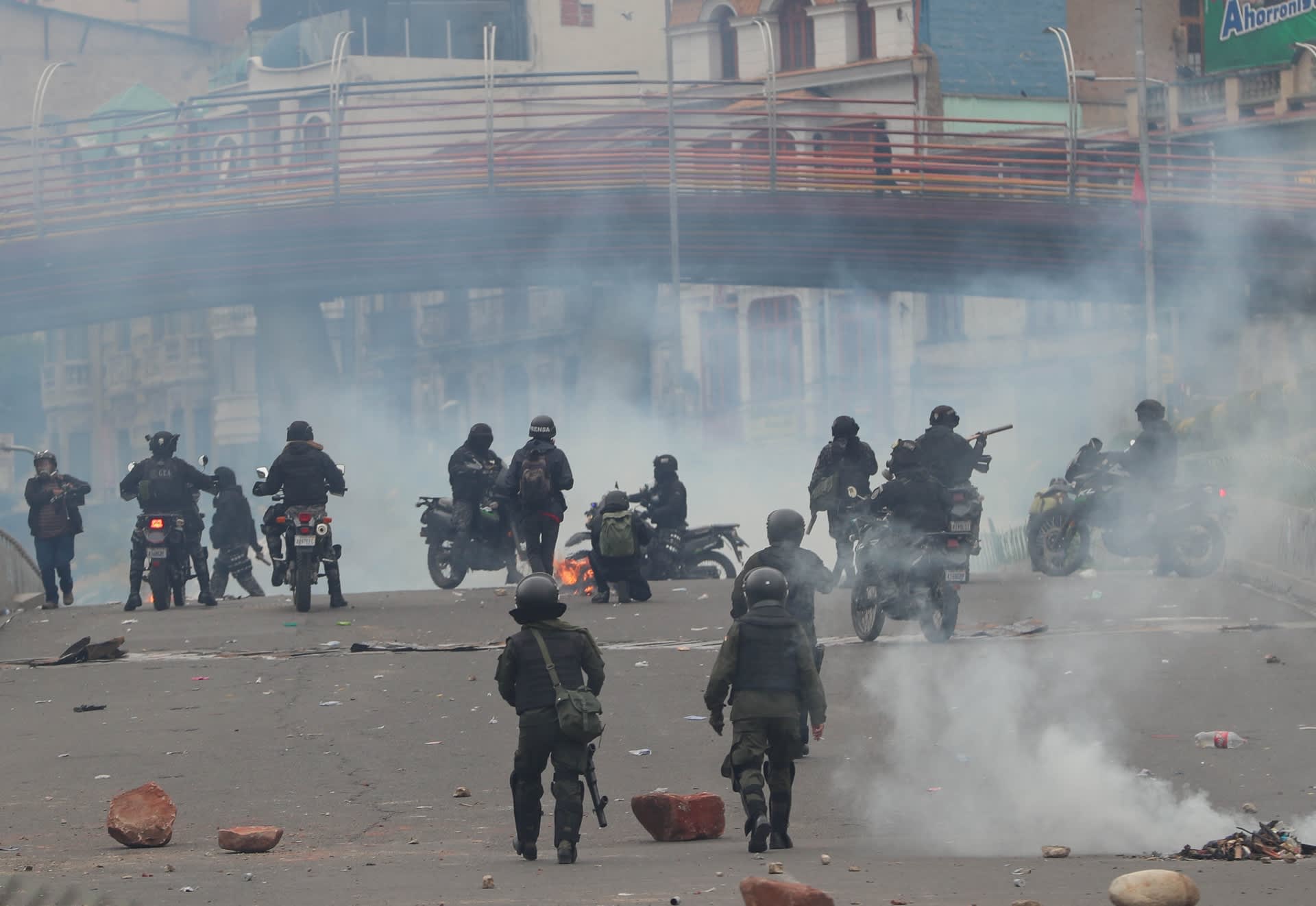 Mellakkapoliisit ottivat keskiviikkona yhteen mielenosoittajien kanssa La Pazissa. Poliisi turvautui kyynelkaasuun mielenosoituksen hajottamiseksi.