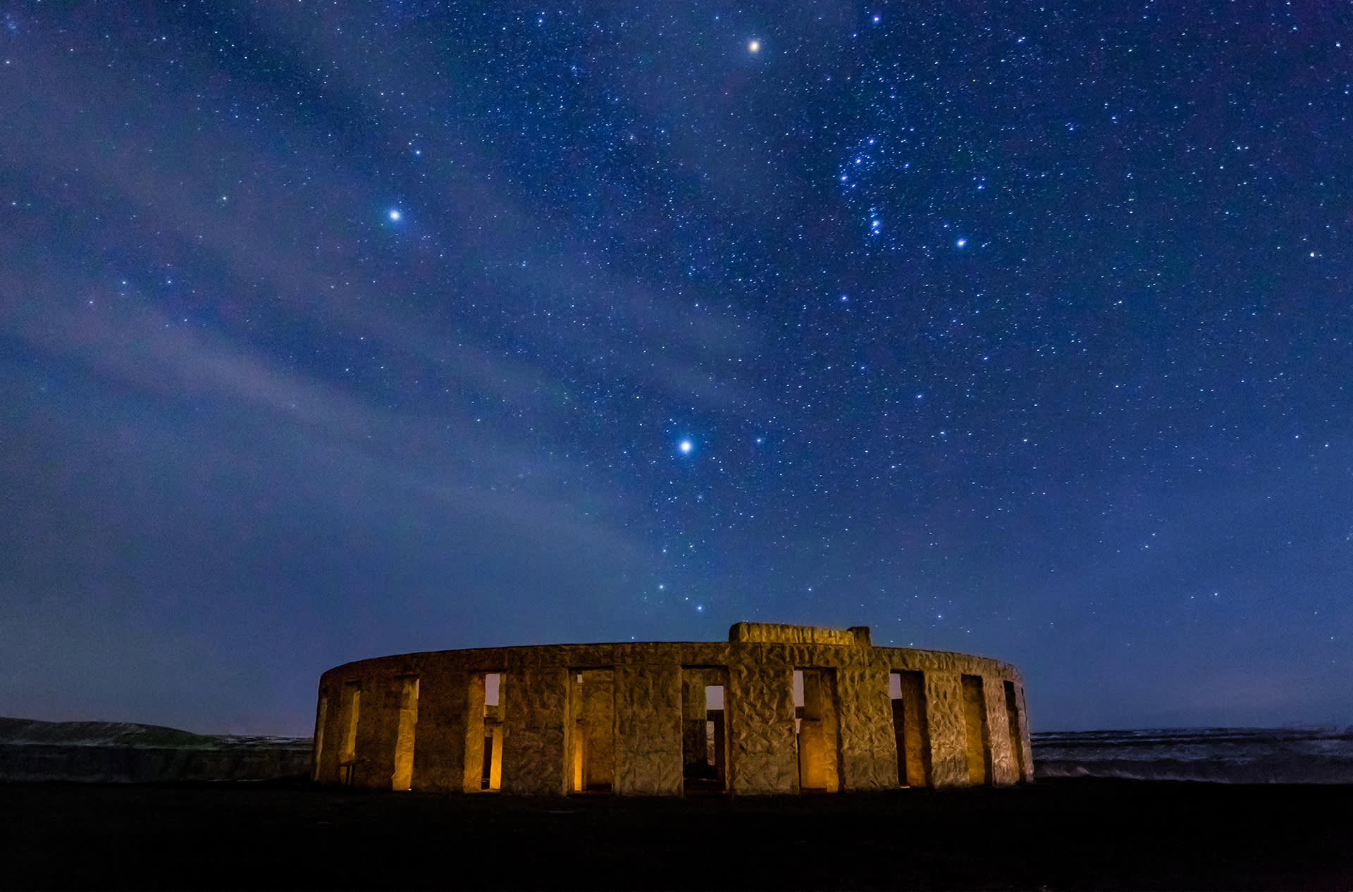Maryhillissa, Washingtonissa sijaitseva Stonehengen kopio ja tähtitaivas jossa Orionin tähtikuvio.