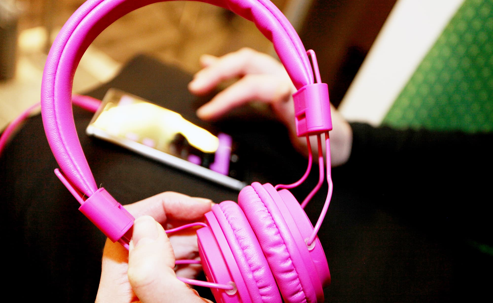 Pinkit kuulokkeet.