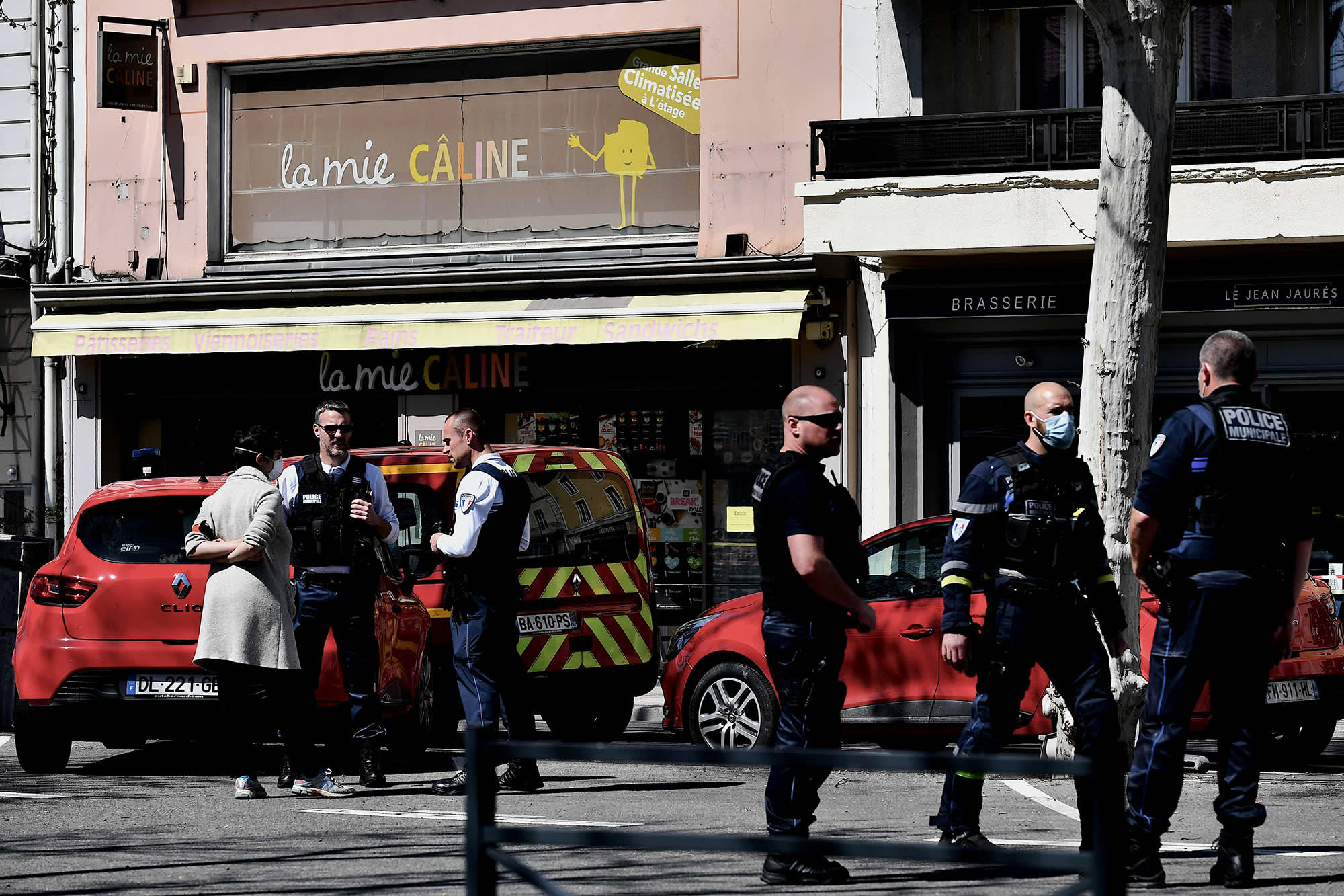 Kuvassa on ranskalaisia poliiseja.