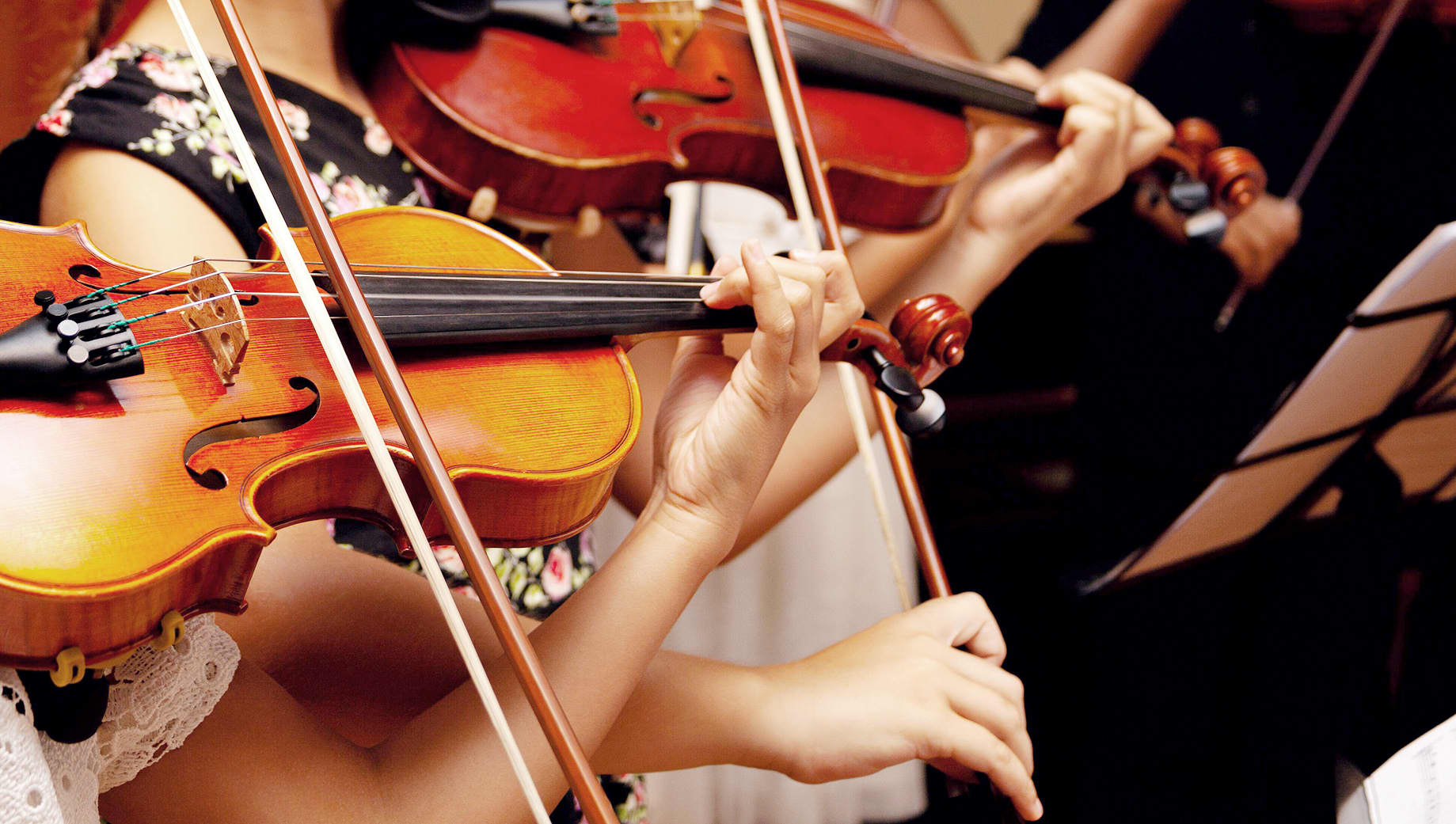 lapset soittavat viulua