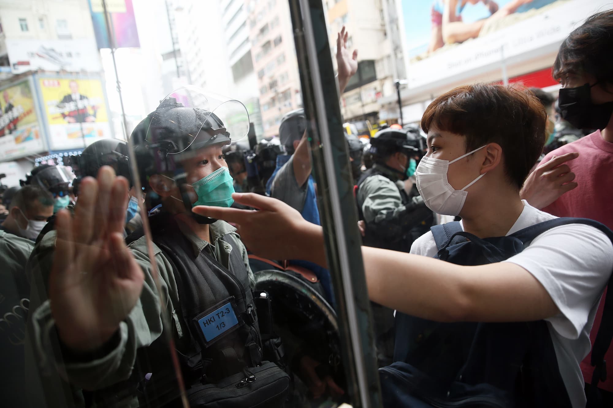 Mellakkapoliisi ja mielenosoittajat kohtaavat Hongkongissa.