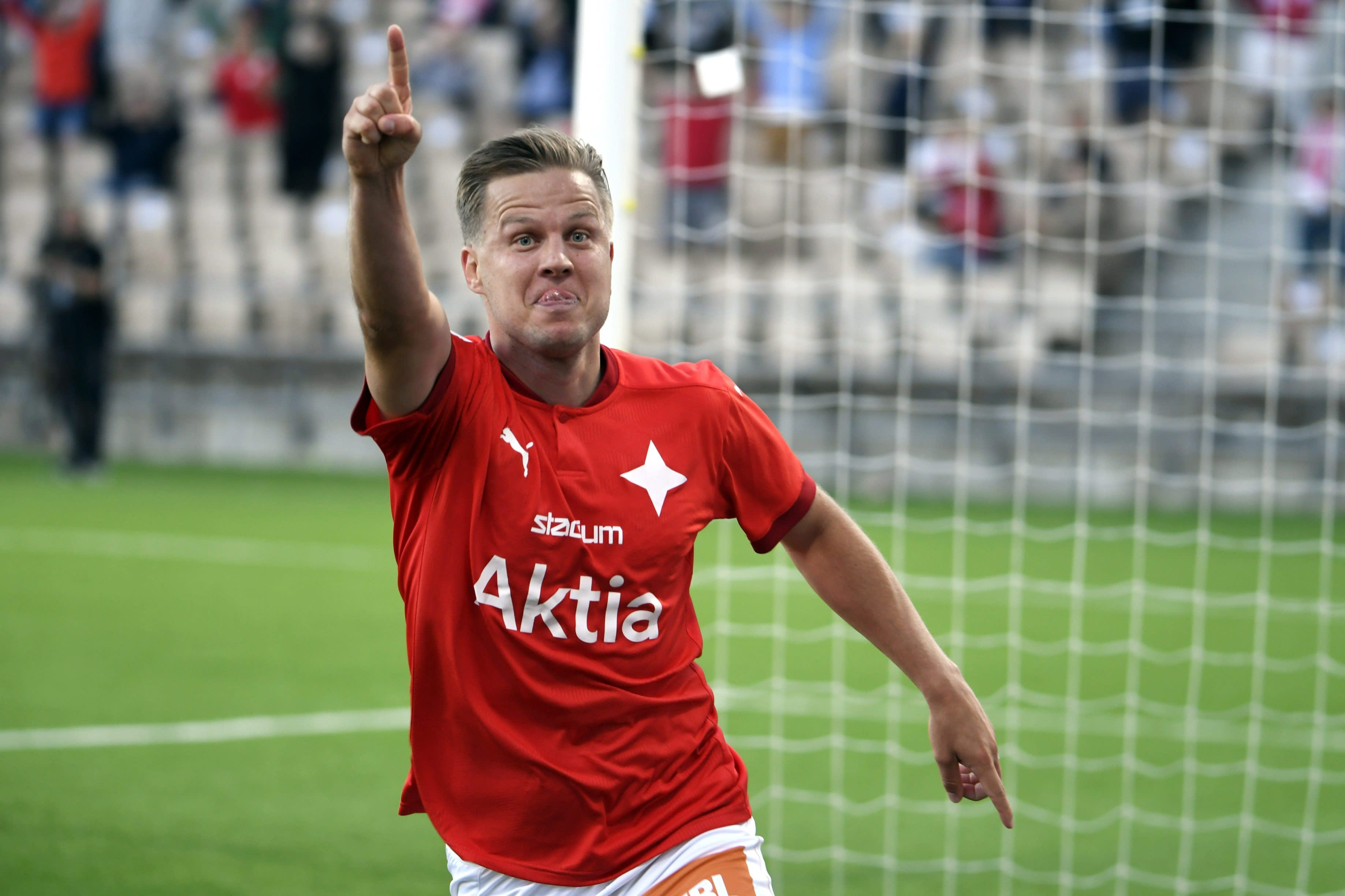 HIFK:n Jani Bäckman juhlii tehtyään 2-0 -maalin