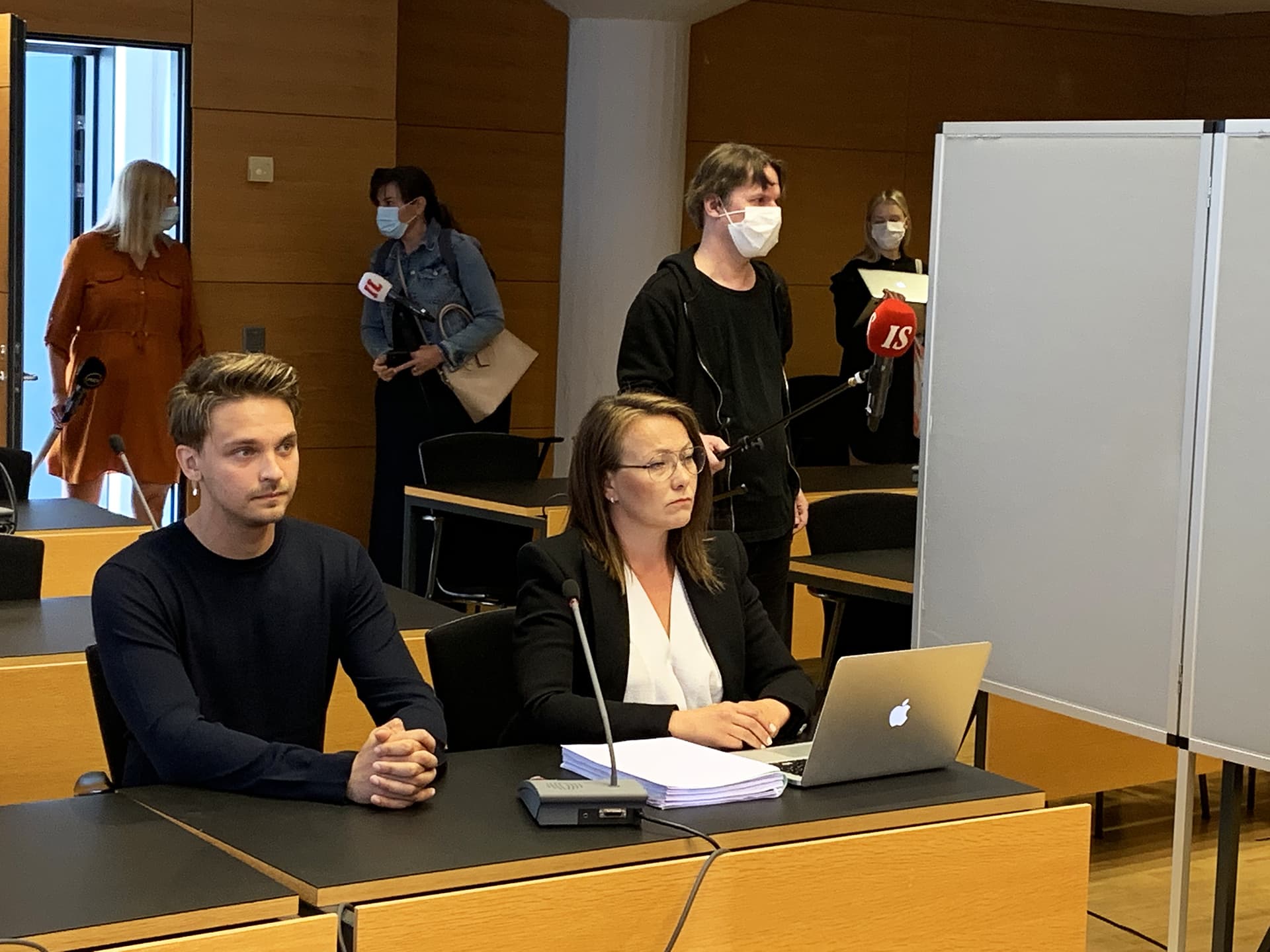 Näyttelijä Roope Salminen vastasi torstaina 20. elokuuta Helsingin käräjäoikeudessa syytteisiin pakottamisesta seksuaaliseen tekoon. Salminen kiistää syytteet.