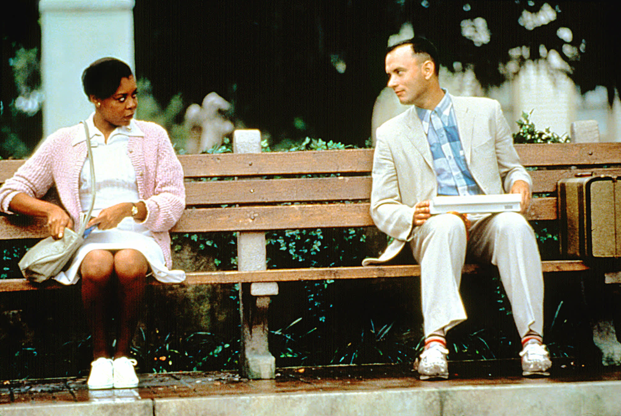 Tom Hanks ja Rebecca Williams istuvat penkillä.