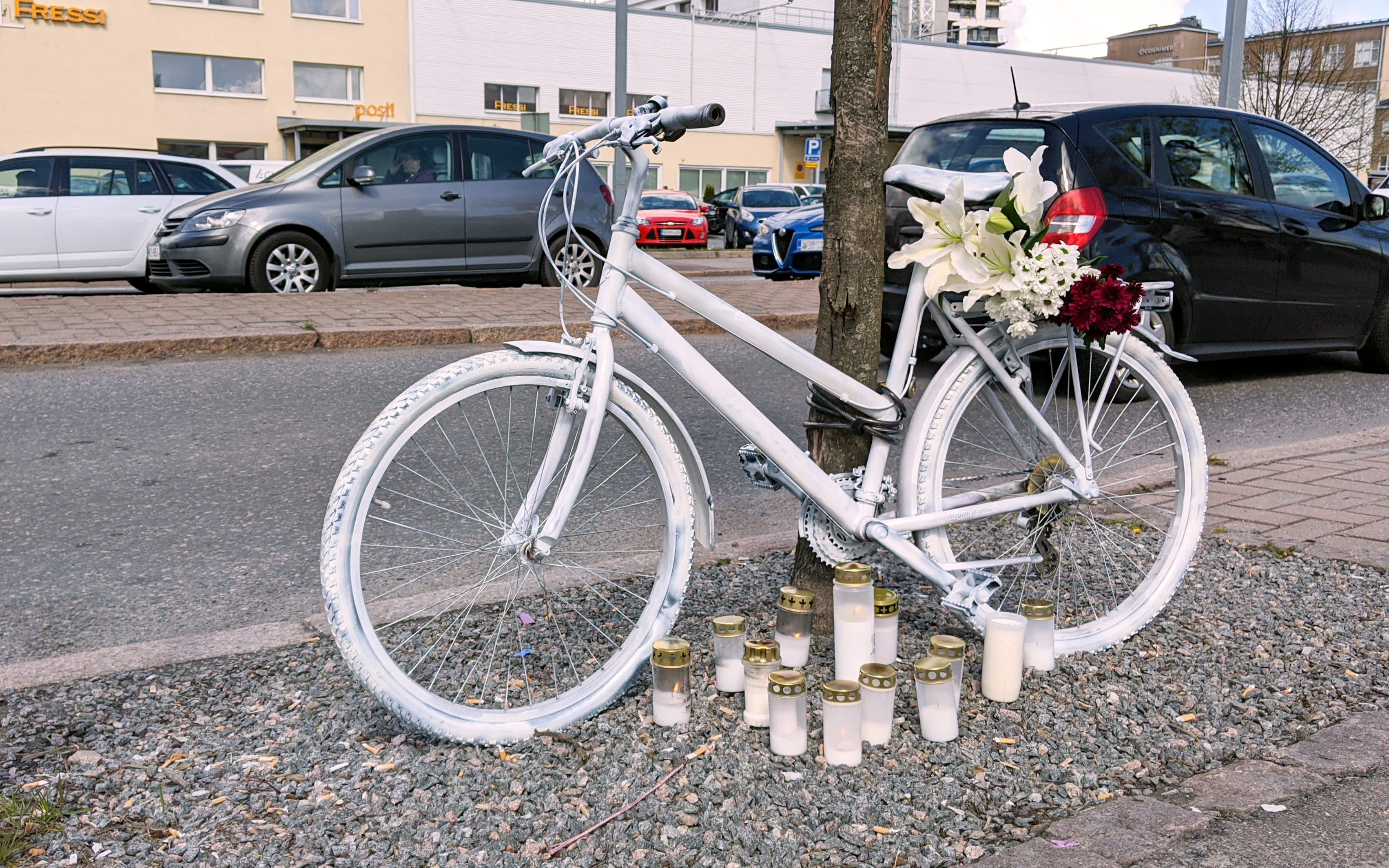 Valkoiseksi maalattu polkupyörä risteyksessä helsingin Herttoniemessä.