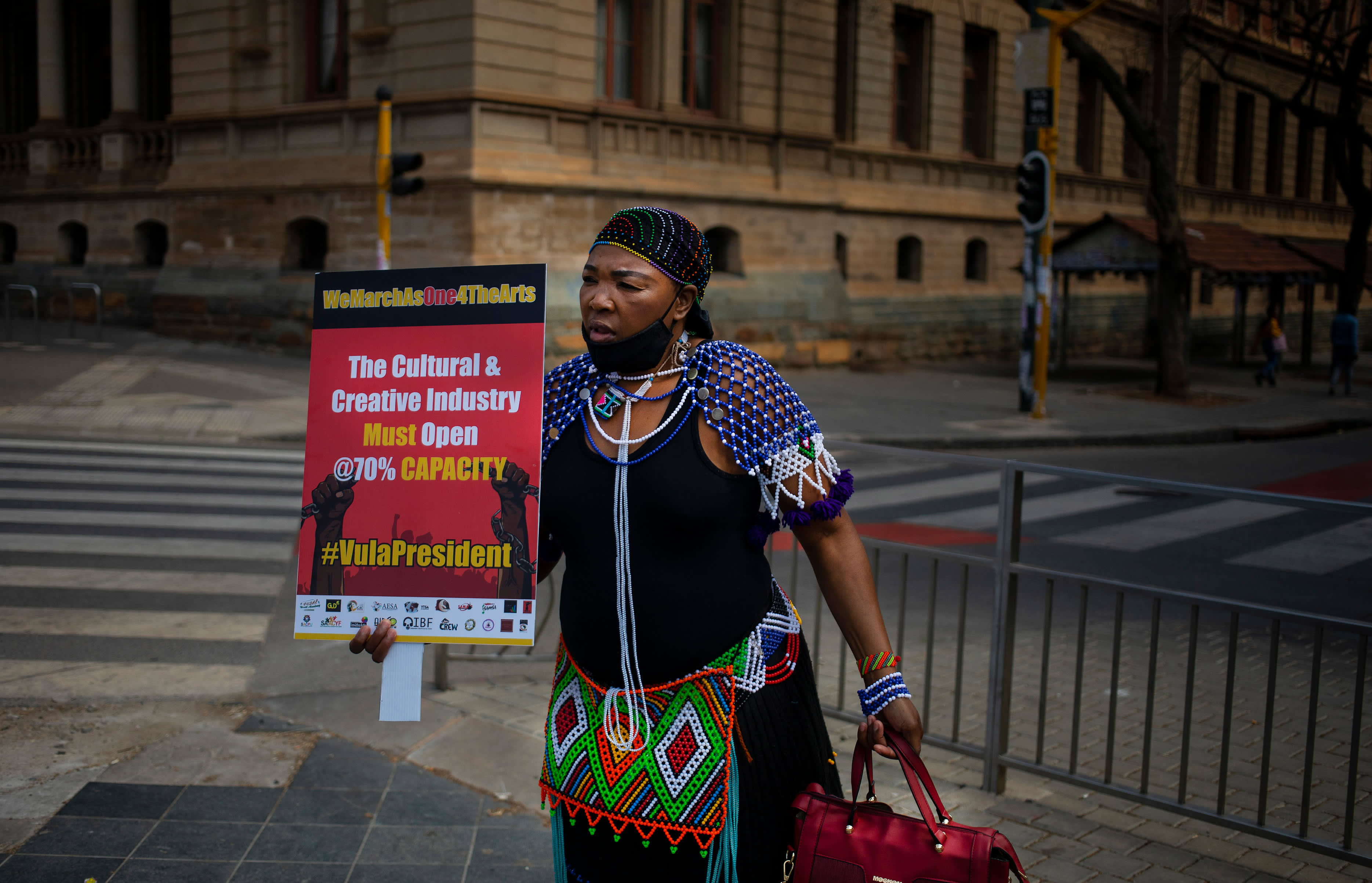Taiteilija osoittamassa mieltään rajoituksia vastaan Etelä-Afrikassa. 