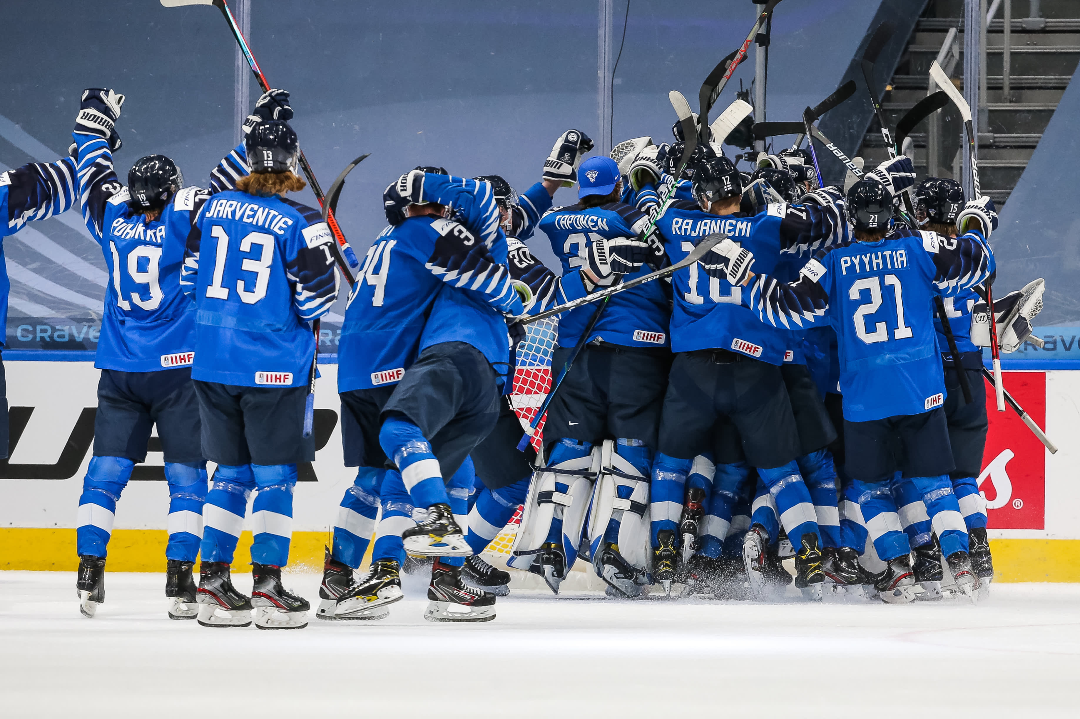 Nuorten Leijonien joukkue tuulettaa villisti välieräpaikkaa Edmontonin MM-kisoissa.