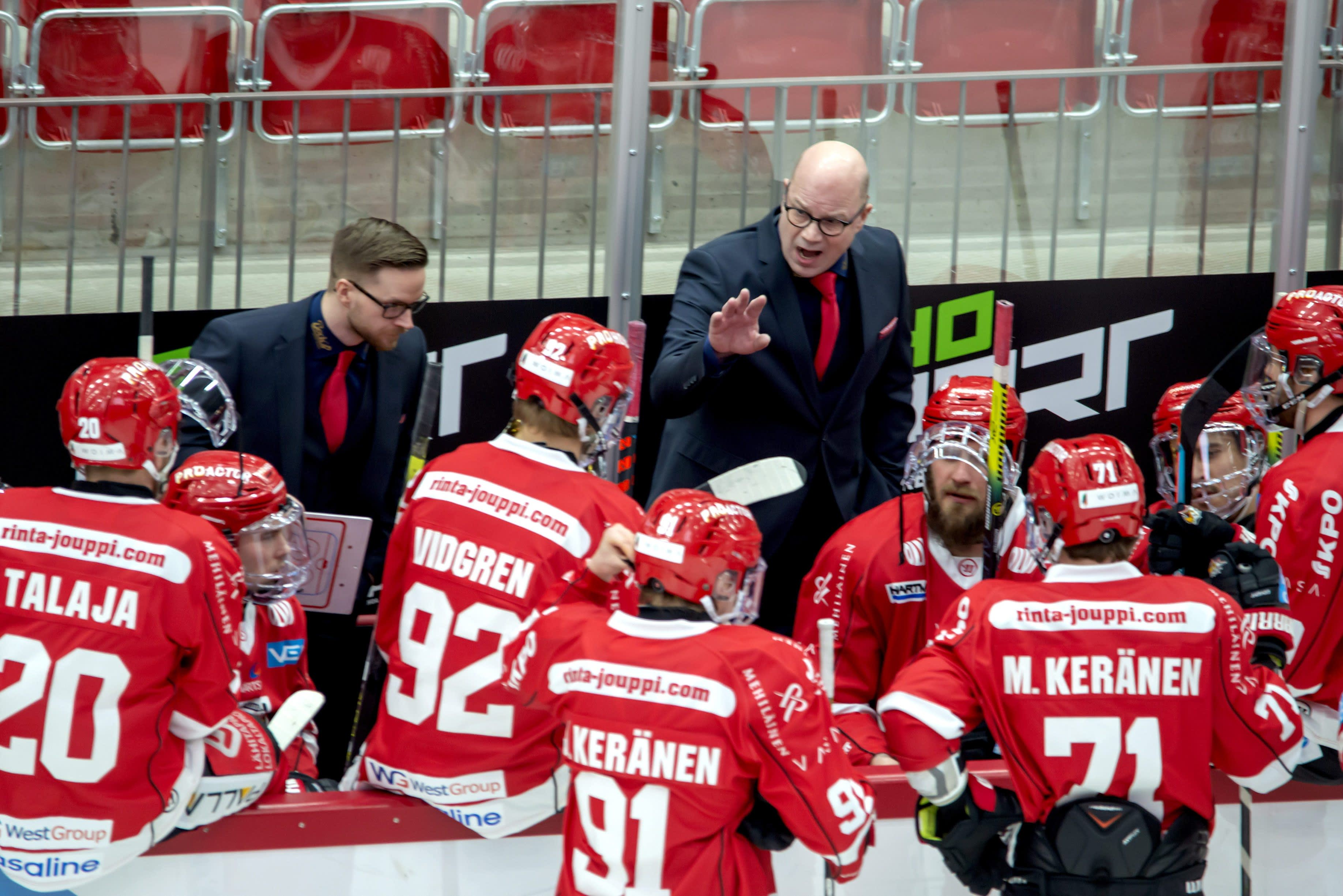 Sportin päävalmentaja Risto Dufva ohjeistaa pelaajiaan. 