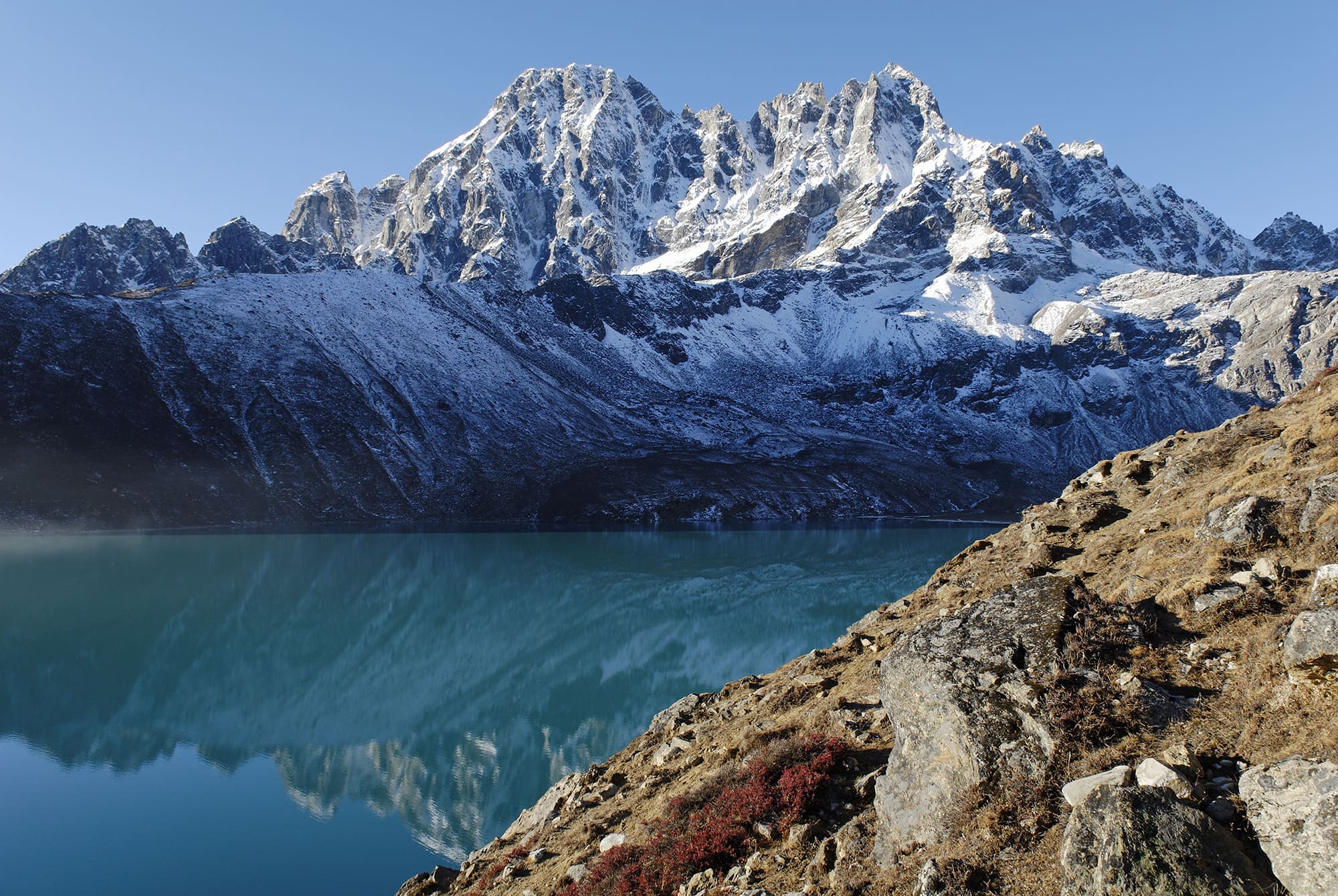 Dudh Pokharin jäätikköjärvi Sagarmathan kansallispuistossa Nepalissa.
