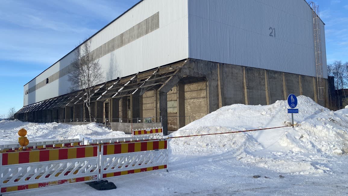 Oulun Toppilansalmessa putosi rakennuksen katolta iso lumikuorma kadulle torstaina 25. helmikuuta.