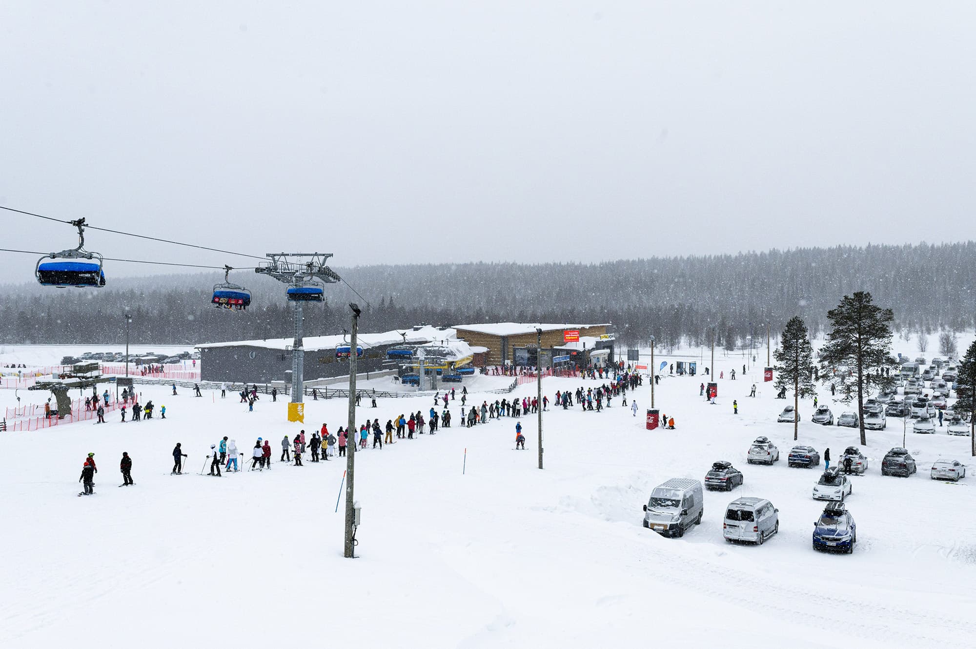 Laskettelijoita jonottamassa etelärinteillä Levin hiihtokeskuksessa Kittilässä 22. helmikuuta.