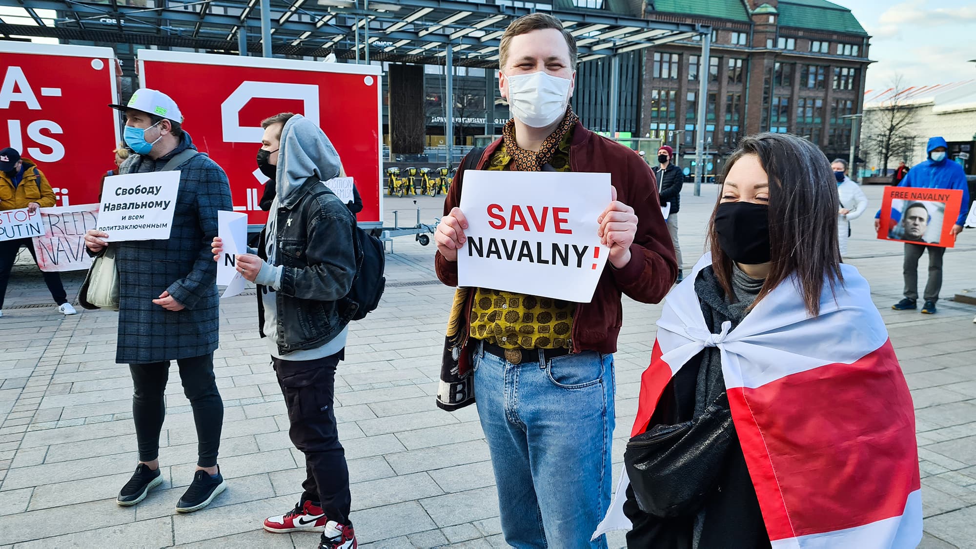 Noin 120 henkilö osoittamassa mieltään Aleksei Navalnyin vapauttamisen puolesta Helsingin Narinkkatorilla.