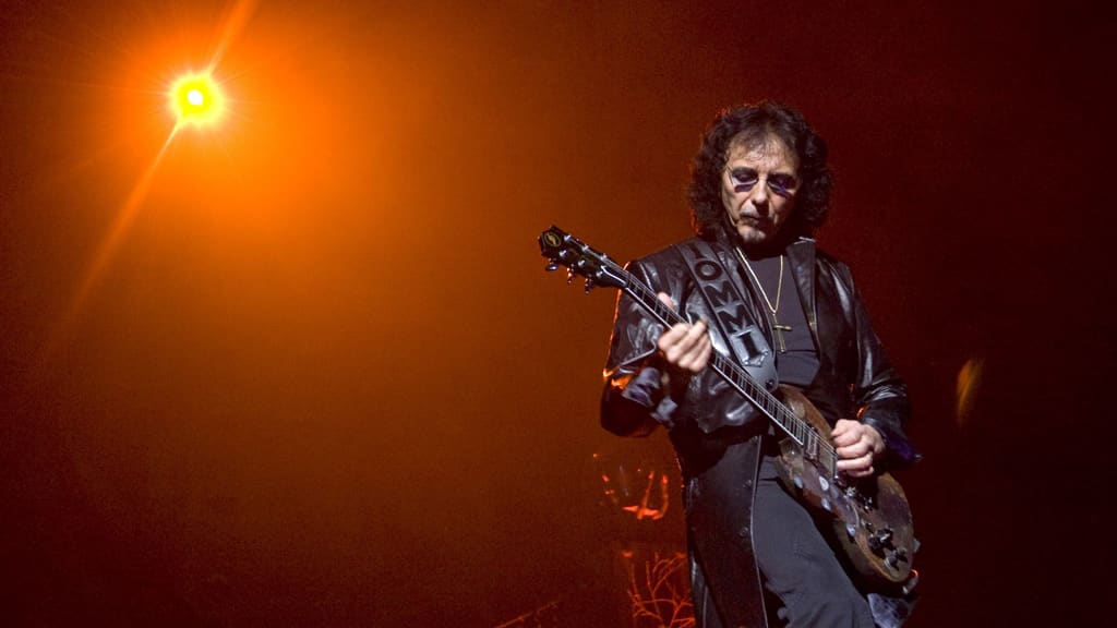 Tony Iommi "Heaven and Hell" -yhtyeen kiertueella Oslossa vuonna 2009.
