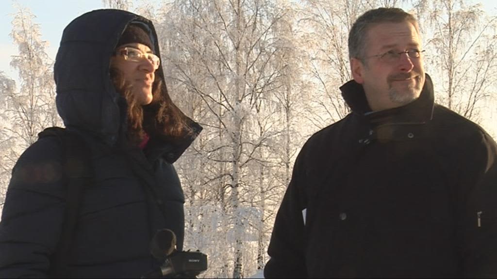 Alisha Hasan ja Marko Kilpi katselevat kuvauspaikkoja Kuopiossa.
