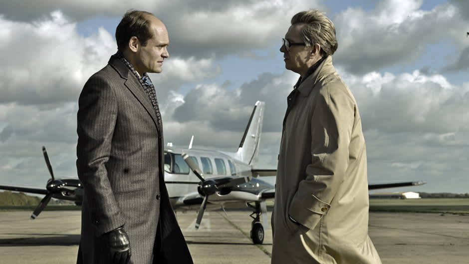 kaksi miestä keskustelee lentokoneen edessä