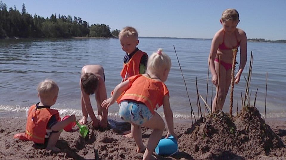 Lapset rakentavat hiekkalinnaa.