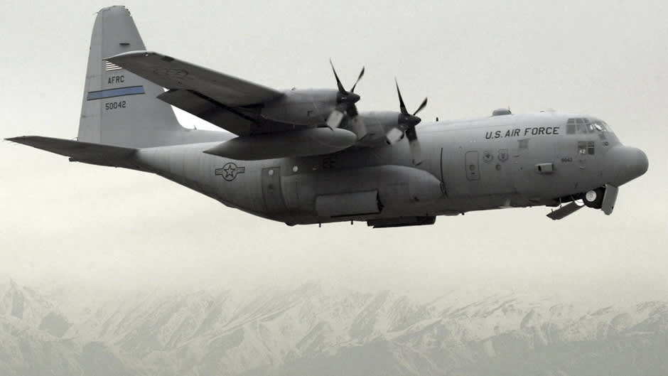 Yhdysvaltojen C-130 Hercules -kuljetuskone laskeutuu.