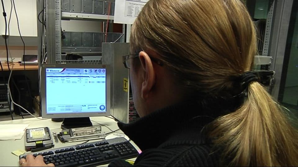 Blanccon työntekijä testaa tietokoneohjelmaa.