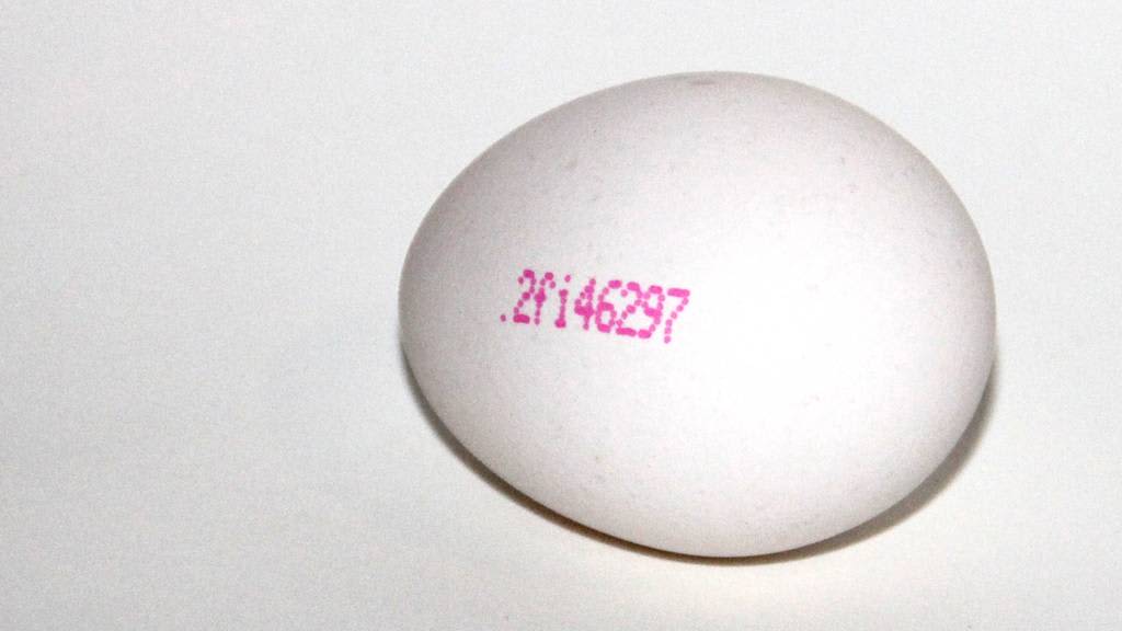 Kuvassa kotimainen vapaan kanan muna. Kyljessä oleva koodi paljastaa alkuperän.