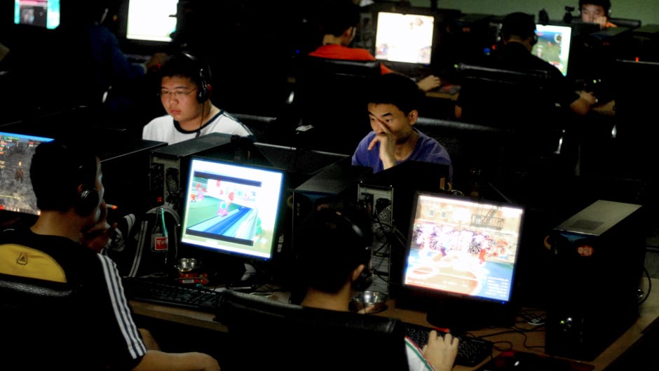 Kiinalaiset nuoret miehet pelaavat online-pelejä internetkahvilassa Qingdaossa.