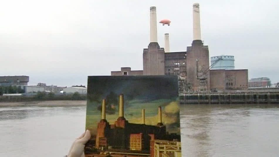 Pink Floydin levynkansi, jossa on sika taivaalla savupiippujen välissä, ja sama näkymä taustalla.