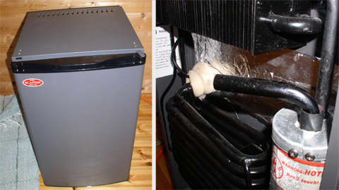 Kaksi kuvaa Scandic XC-50 -jääkaapista, joka on todettu vaaralliseksi häkämyrkytysvaaran takia. Kuva jääkaapista edestä ja takaa koneistosta.