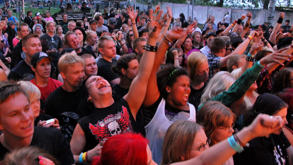 Yleisö nautti musiikista Väinölänniemellä.