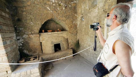 Turisti kuvaa Pompeijin kaupungissa.