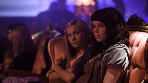 Kielletty hedelmä elokuvan kohtaus, jossa kaksi tyttöä istuu sohvalla.