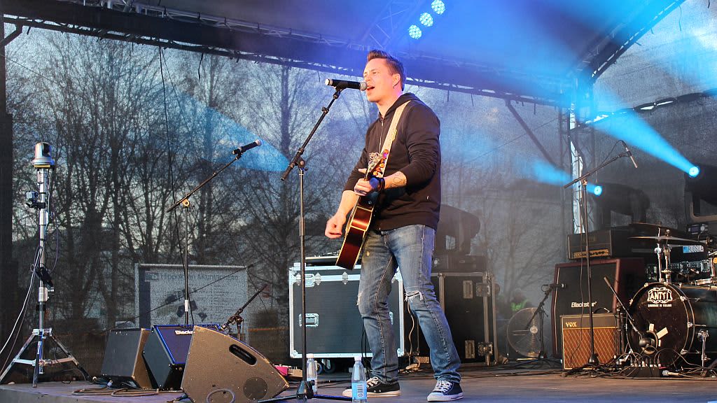 Voice of Finland voittaja Mikko Sipola laulaa ja soittaa kitaraa.