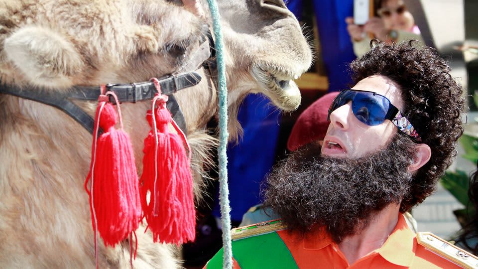 Näyttelijä Sacha Baron Cohen poseeraa kamelin kanssa Cannesin elokuvajuhlilla Ranskassa.