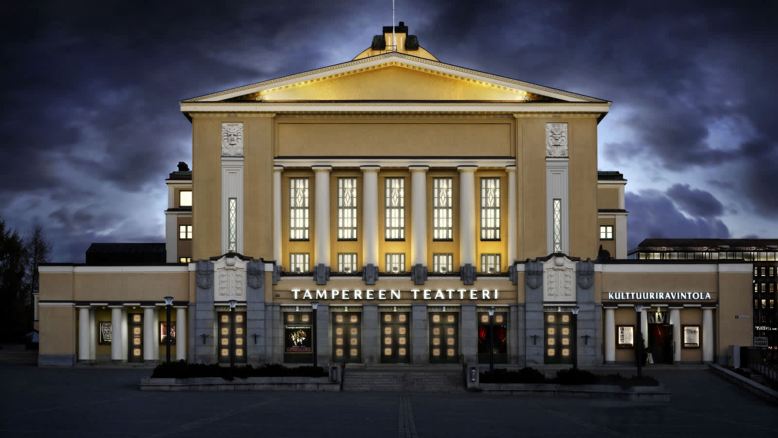 Tampereen teatteri iltavalaistuksessaan