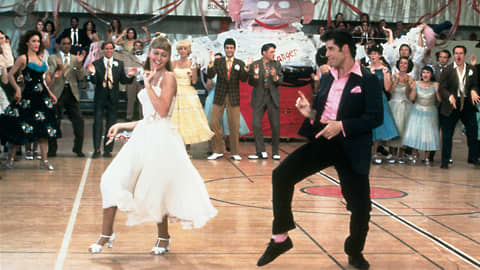 Näyttelijät Olivia Newton-John ja John Travolta Grease-elokuvan tanssikohtauksessa.