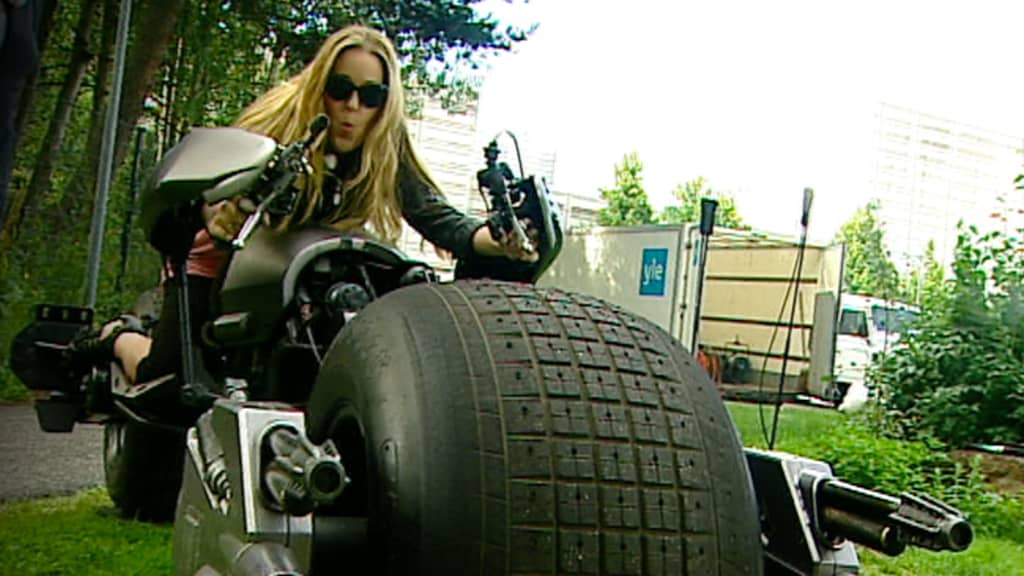 Annika Damström Batmanin moottoripyörä -Batpodin selässä.