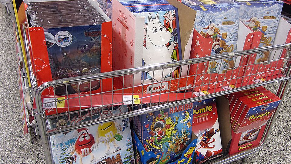 Lasten joulukalentereita kaupan hyllyssä