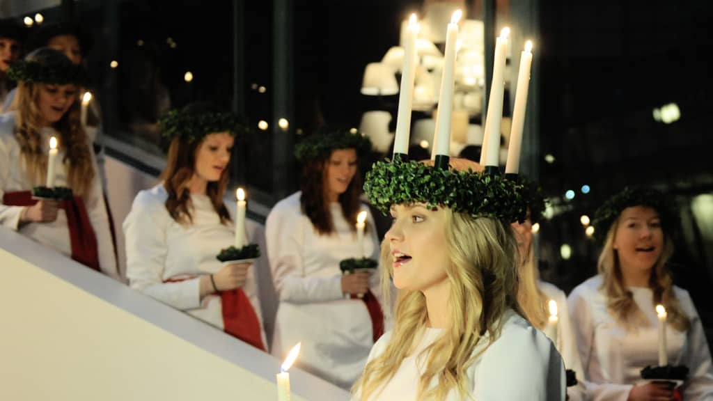 Lucia-neito esiintyi Ylen Isossa Pajassa 13. joulukuuta 2012. 