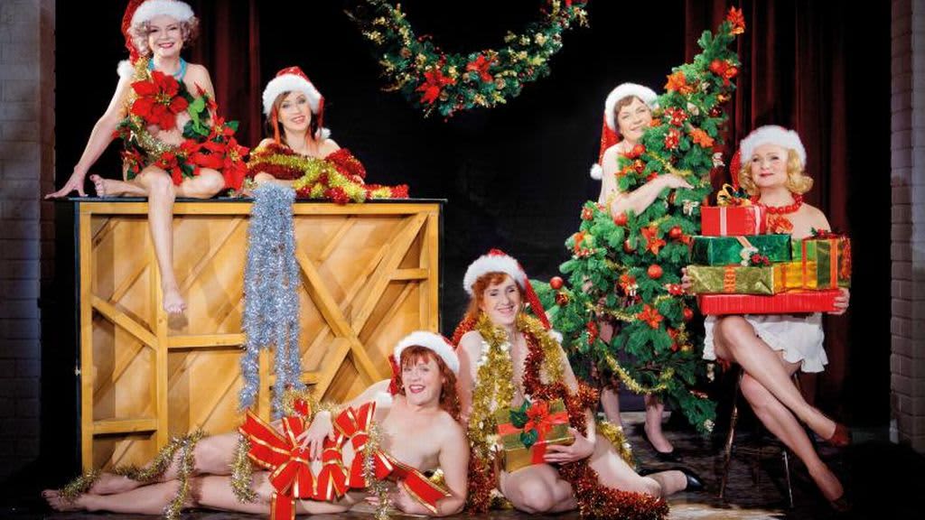 Porin Teatterin naisnäyttelijät poseeraavat tyttökalenterin joulukuun aukeamalla.