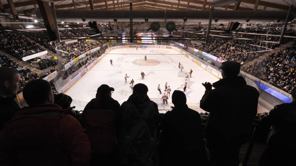 Yleisöä Kuopion jäähallissa katsomassa KalPan jääkiekko-ottelua