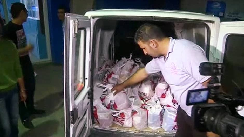 Mies poimii pakettiautosta salakuljetustunnelin kautta Gazaan kuljetettuja Kentucky fried chicken -pikaruoka-aterioita sisältäviä pusseja.
