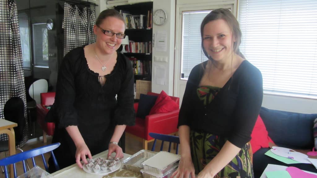 Tyttöjen Talon Anni-Reetta Sorell ja Janthe De Paepe valmistelevat suklaaleivonnaisia.