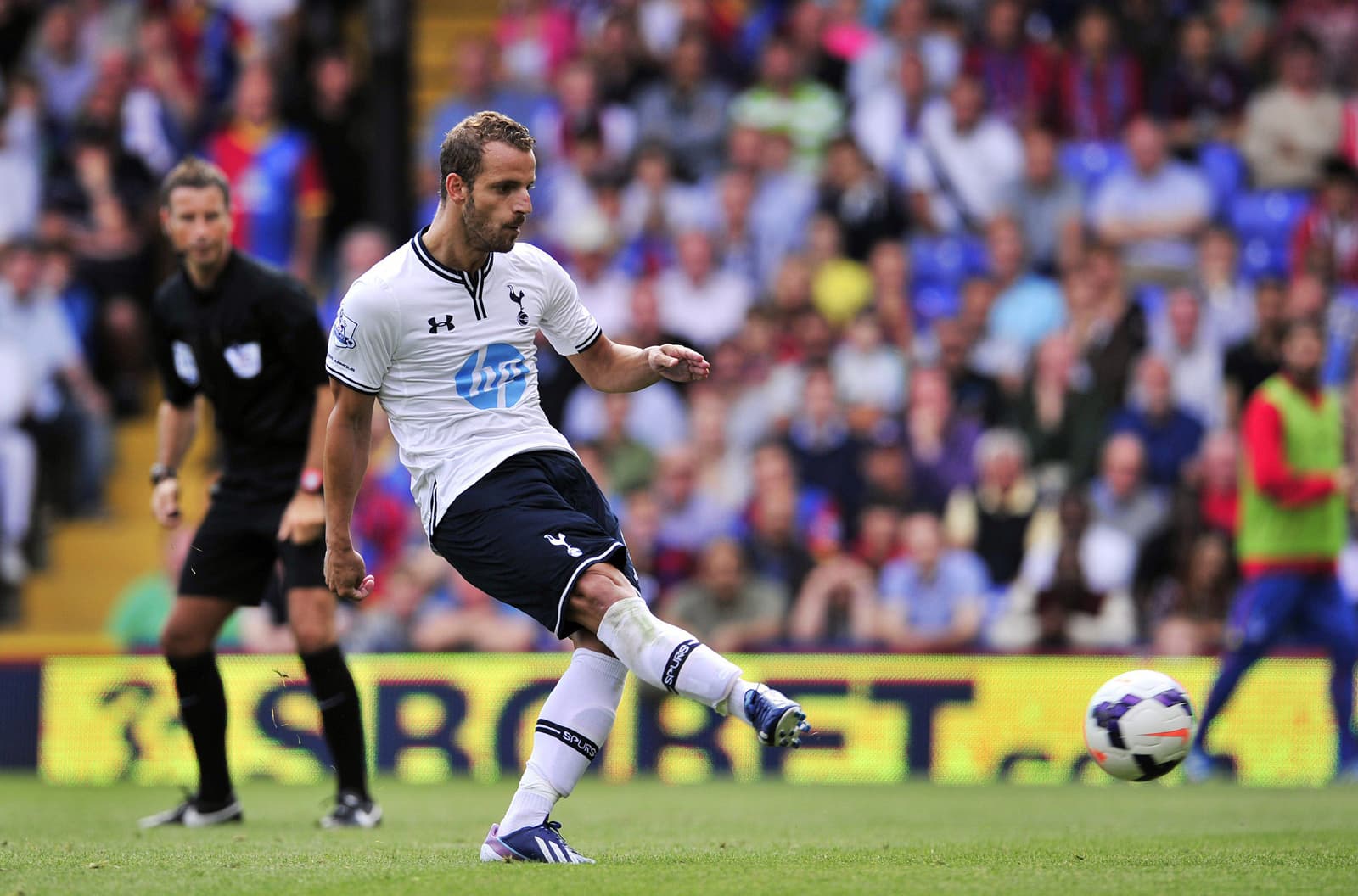 Roberto Soldado laukoo Tottenhamin 1-0-voittomaalin Crystal Palacen verkkoon.